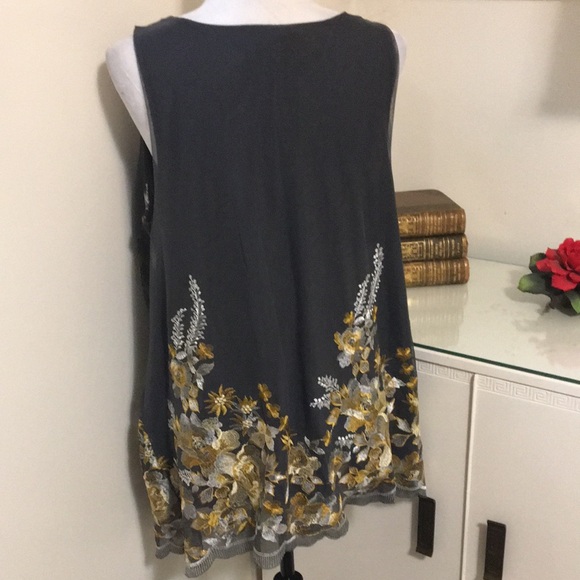 Beautiful Dark Grey Embroidered Top Size 1X - Picture 4 of 10